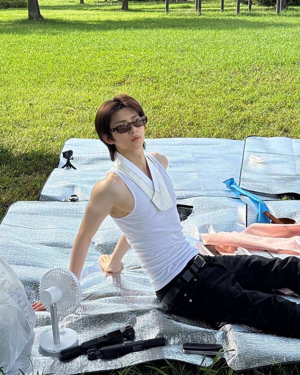 mix and match skinny jeans ala member CORTIS