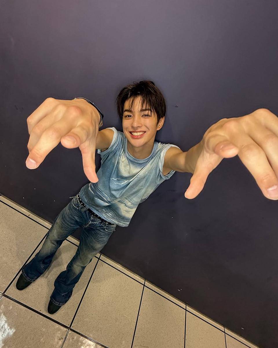 mix and match skinny jeans ala member CORTIS