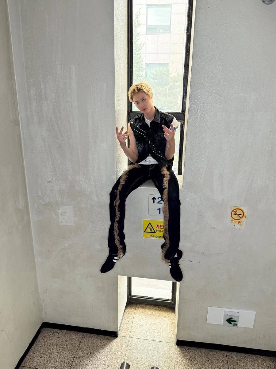 mix and match skinny jeans ala member CORTIS