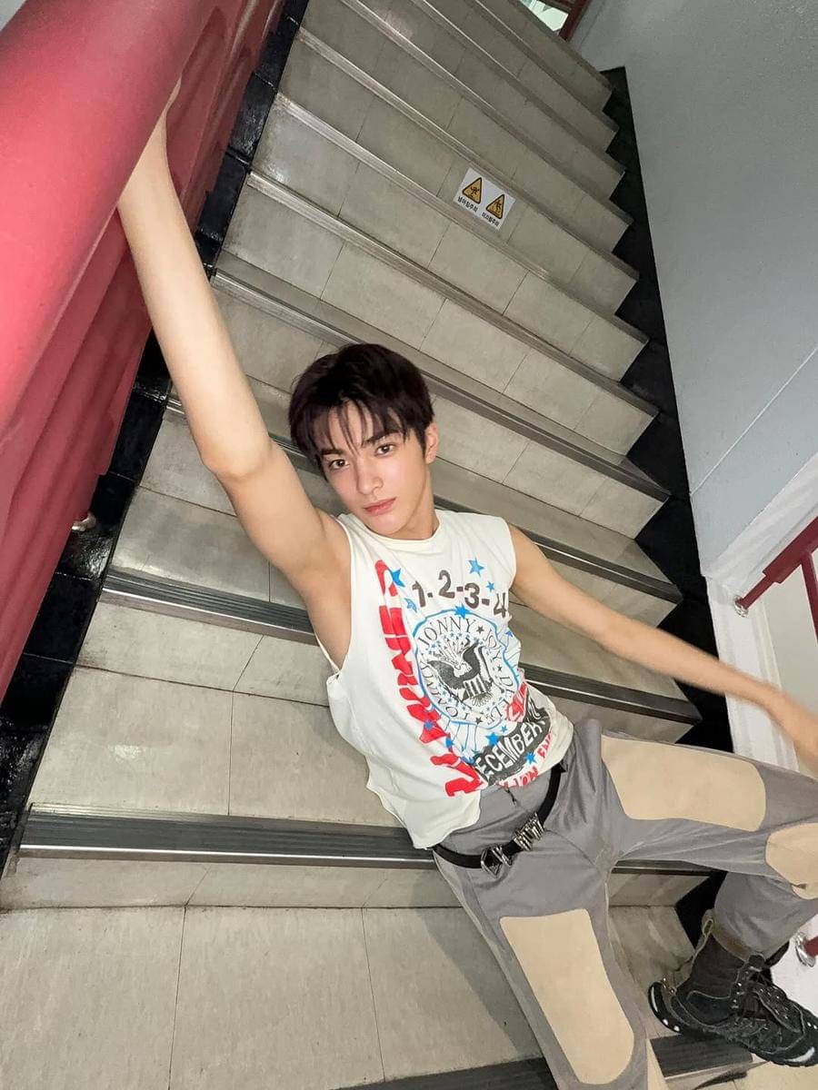 mix and match skinny jeans ala member CORTIS