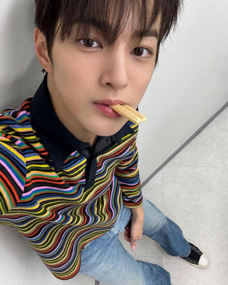 mix and match skinny jeans ala member CORTIS