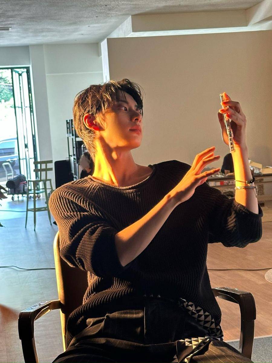 Outfit street style ala Jeongwoo AHOF