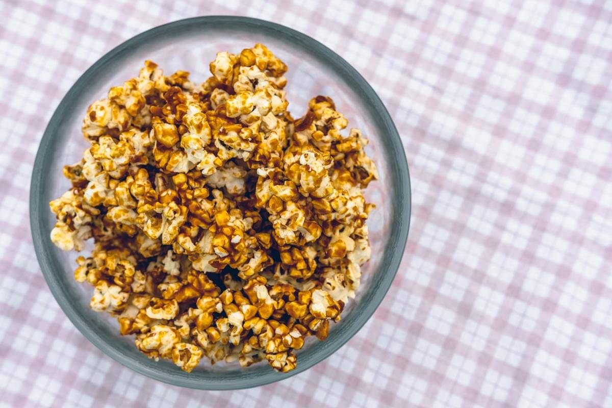 ilustrasi popcorn caramel