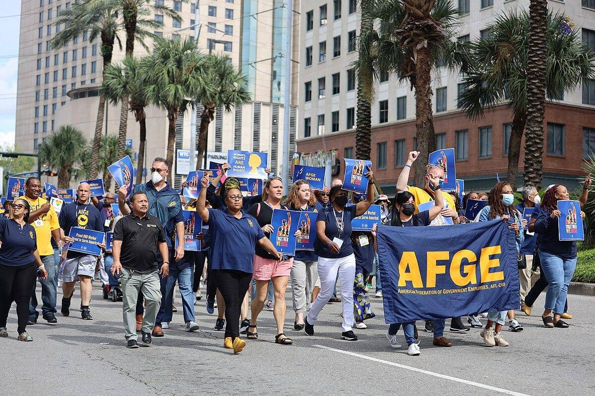 Aktivis AFGE turun ke jalan di New Orleans untuk menyuarakan hak-hak pekerja. --foto oleh Carlos Rodriguez, 9 Agustus 2022