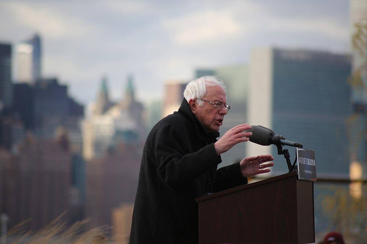 Bernie Sanders di Transmitter Park, Greenpoint, Brooklyn, 8 April 2016 (Timothy Krause, CC BY 2.0, via Wikimedia Commons)