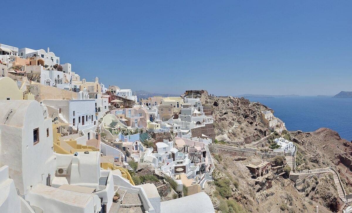 Santorini (Taxiarchos228, FAL, via Wikimedia Commons)