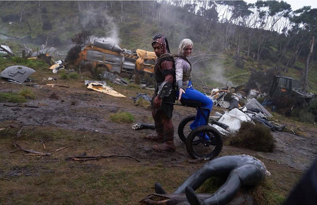 Elle Fanning di balik layar Predator: Badlands