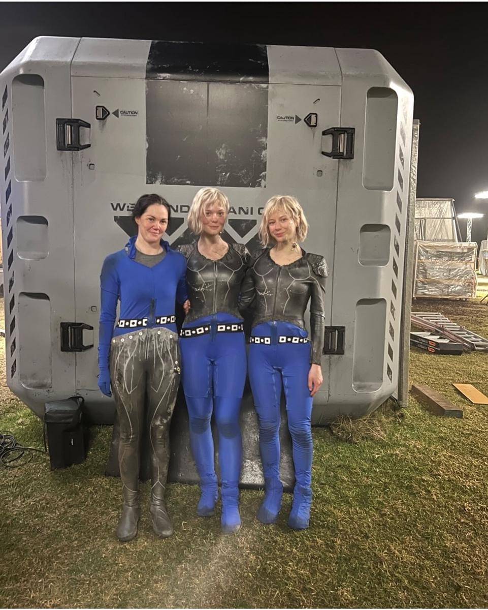 Elle Fanning di balik layar Predator: Badlands 