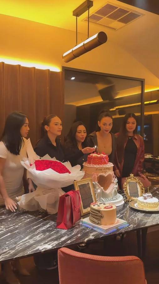 Kejutan Ulang Tahun ke-23 Fuji (instagram.com/rachelvennya)