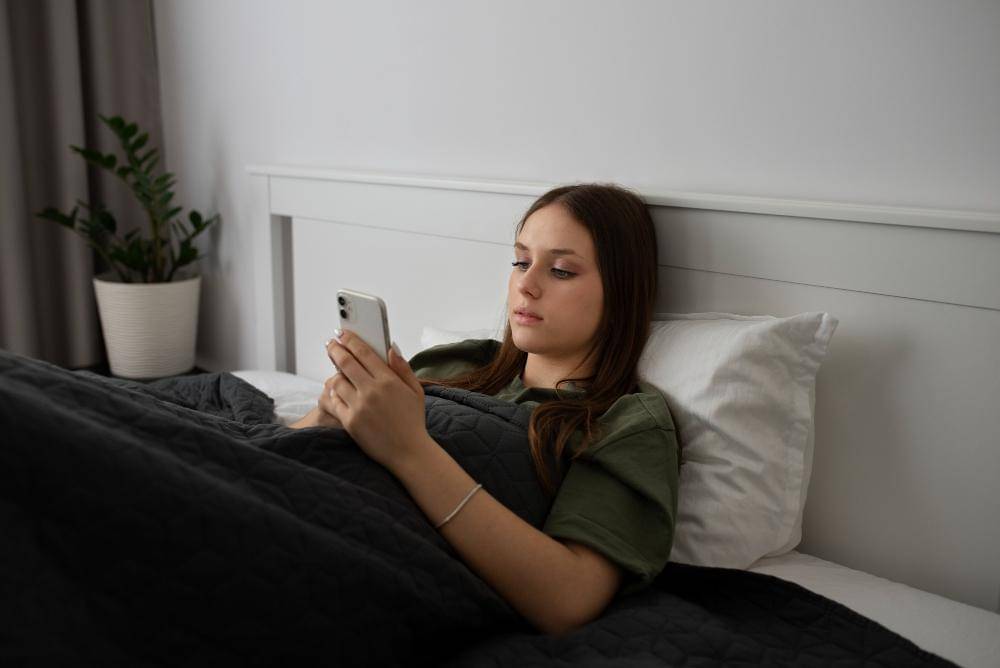 ilustrasi perempuan menggunakan handphone