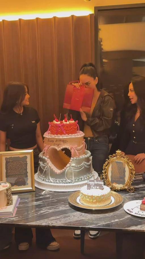 Kejutan Ulang Tahun ke-23 Fuji (instagram.com/rachelvennya)