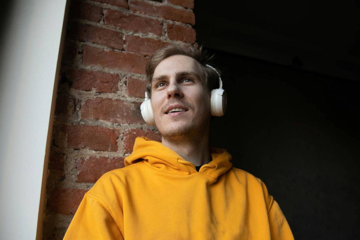 ilustrasi pria mendengarkan musik