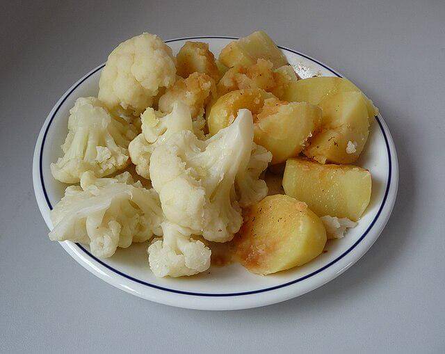 ilustrasi kembang kol dan kentang sesudah direbus