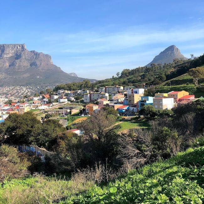 Bo-Kaap, Cape Town, Afrika Selatan dengan Lion's Head dan Table Mountain di latar belakangnya (Lasermanmcgee, CC BY-SA 4.0, via Wikimedia Commons)