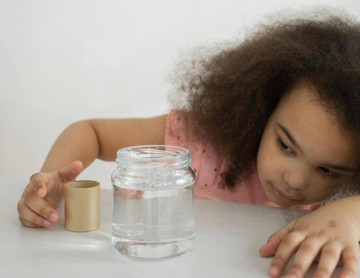 ilustrasi anak sedang bereksperimen