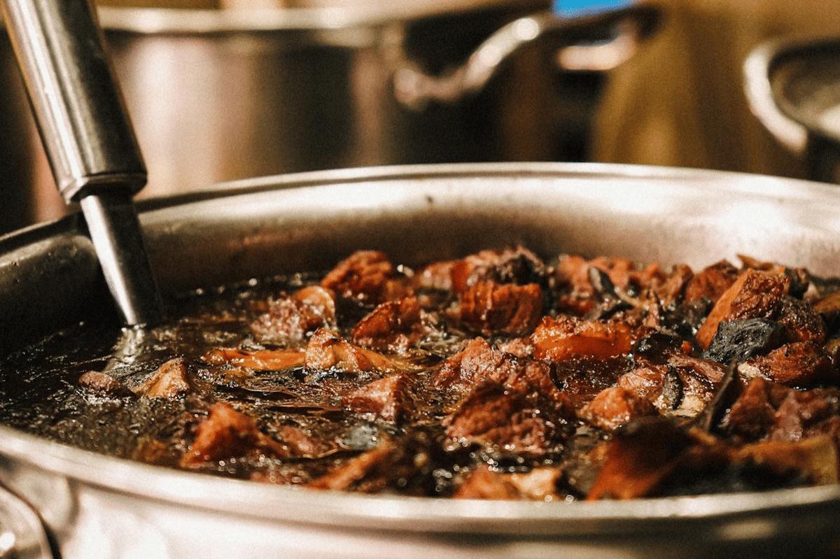 ilustrasi membuat semur daging sapi stout