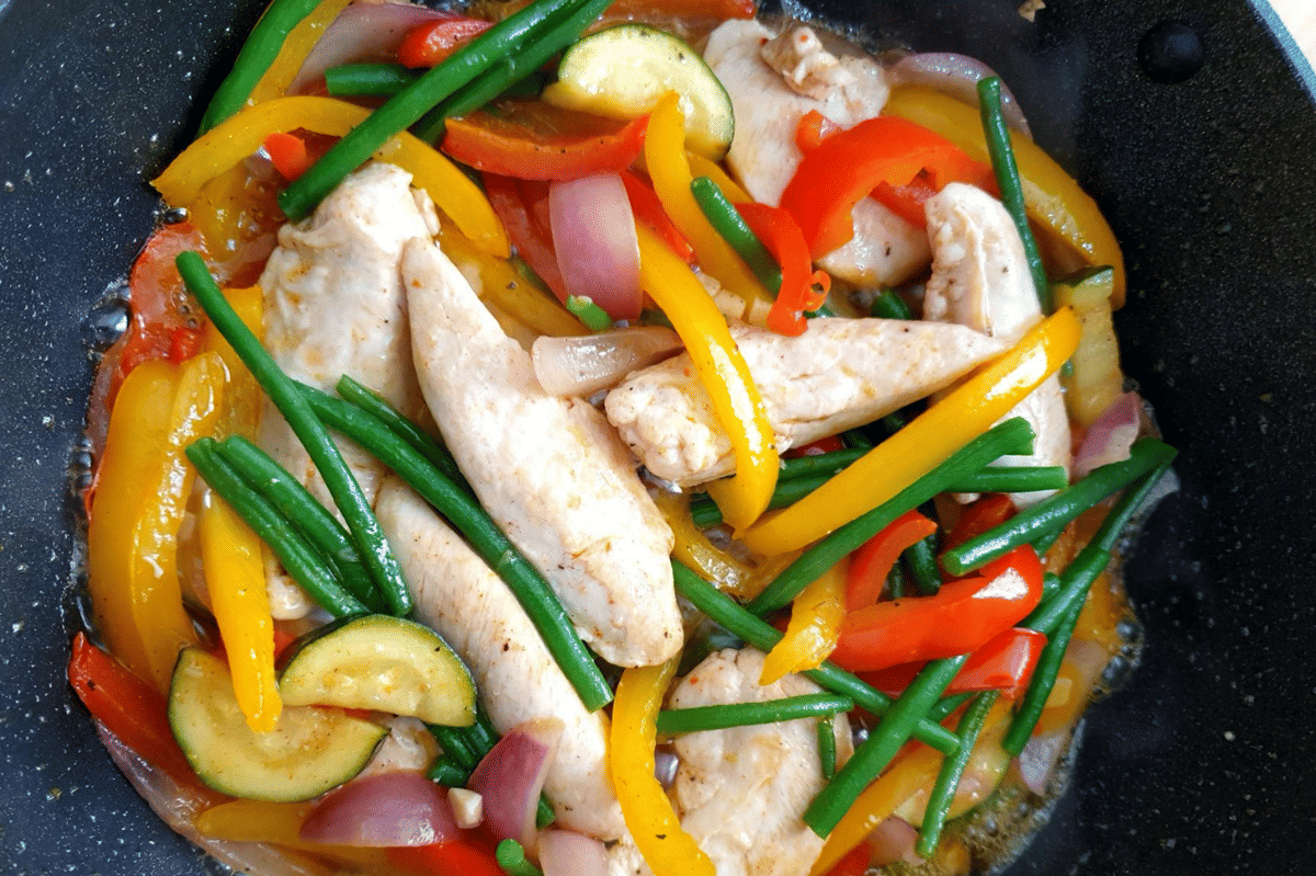 ilustrasi membuat tumis ayam bawang