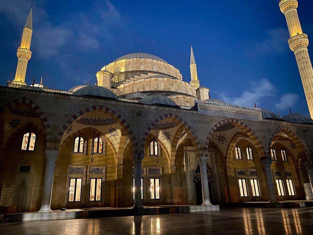 Foto malam hari masjid nasional Ghana (Warmglow, CC BY-SA 4.0, via Wikimedia Commons)