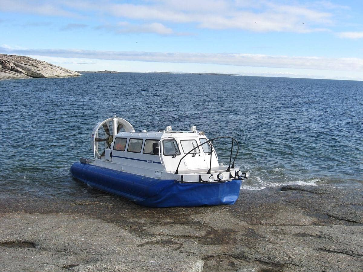 potret sebuah hovercraft yang sedang berada di pantai Laut Kara yang tak tertutup es 