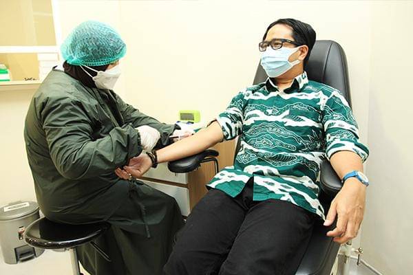 Pasien sedang melakukan screening kesehatan.