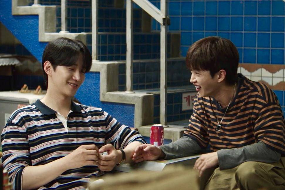 Kang Tae Poong (Lee Jun Ho) dan Wang Nam Mo (Kim Min Seok) dalam drakor Typhoon Family 