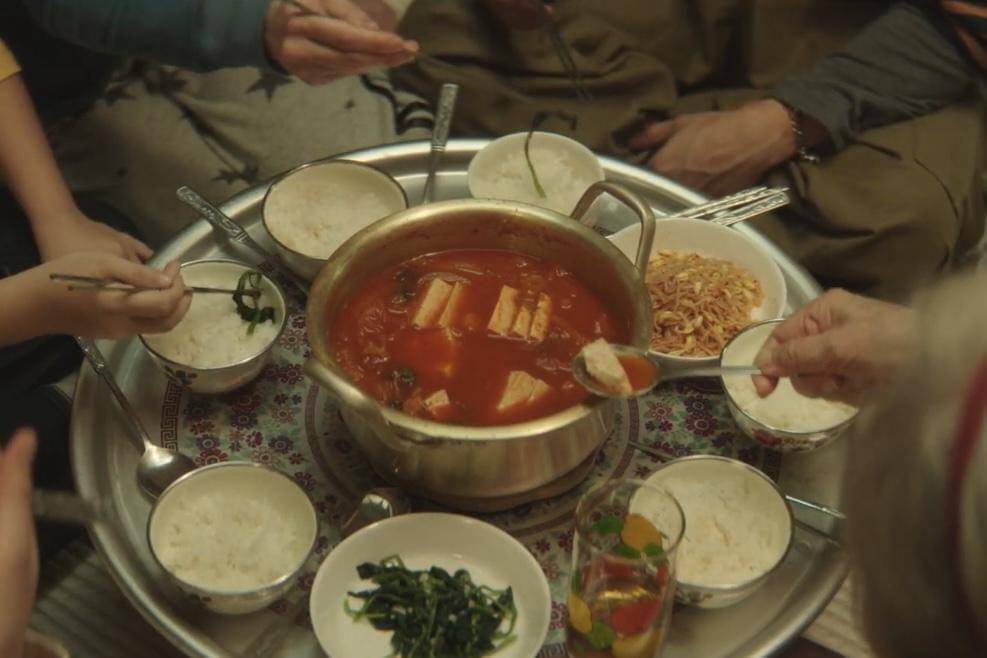 cuplikan drakor Typhoon Family