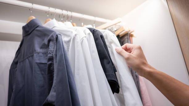 ilustrasi pria pilih baju