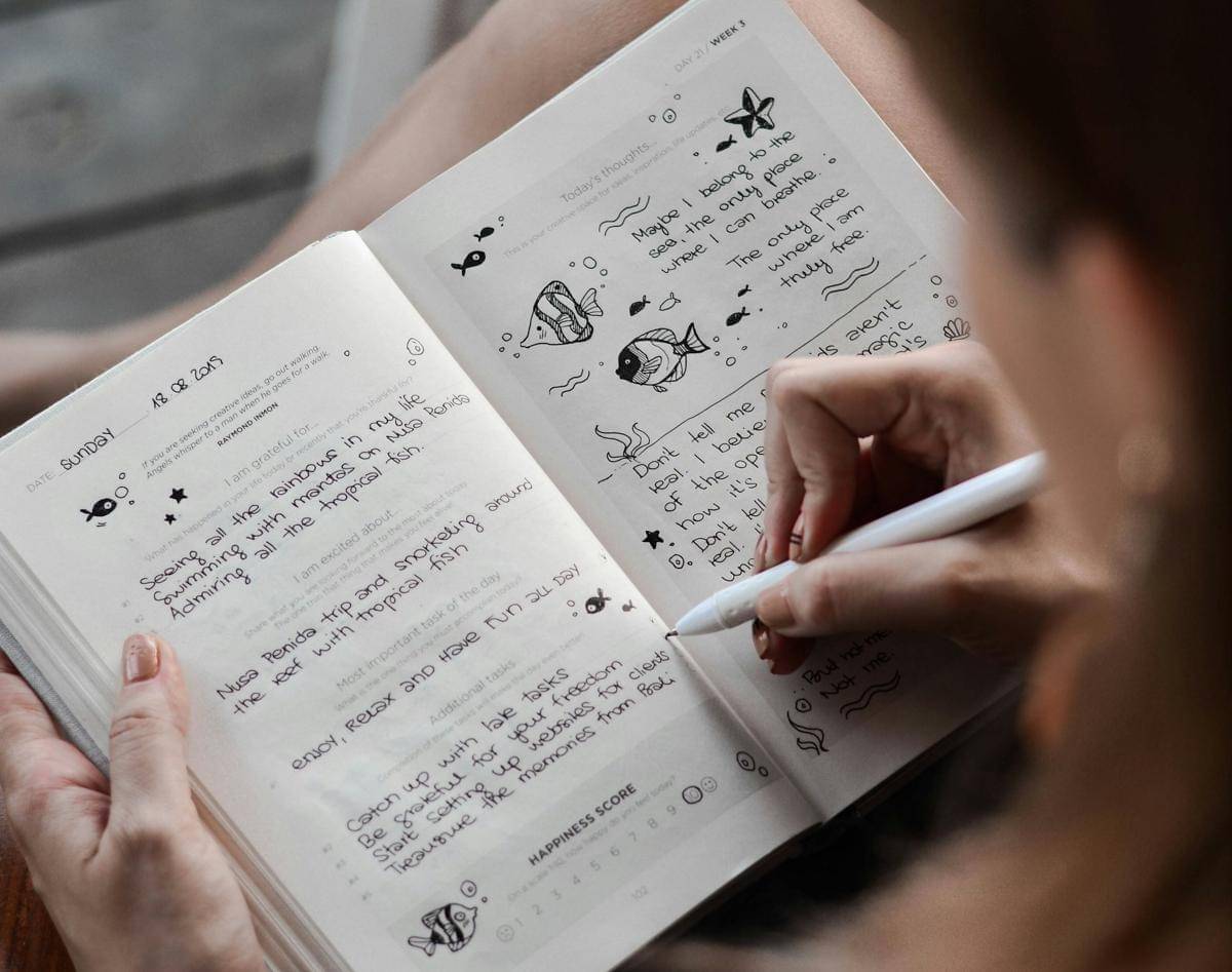 ilustrasi menulis jurnal 