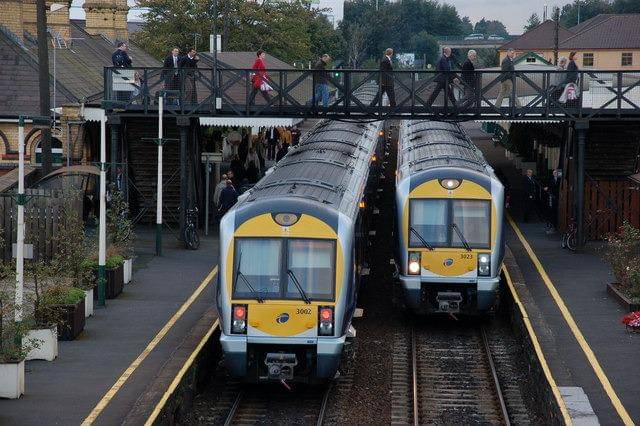 Stasiun Lisburn yang terlihat dari jembatan Magheralave Road. Kereta di sebelah kiri (peron 1) adalah kereta 17.03 Belfast Central-Newry. Kereta 17.40 Lisburn-Belfast (Gt. Victoria Street) ada di sebelah kanan di peron 2. (Albert Bridge / Lisburn station, Northern Ireland Railways)