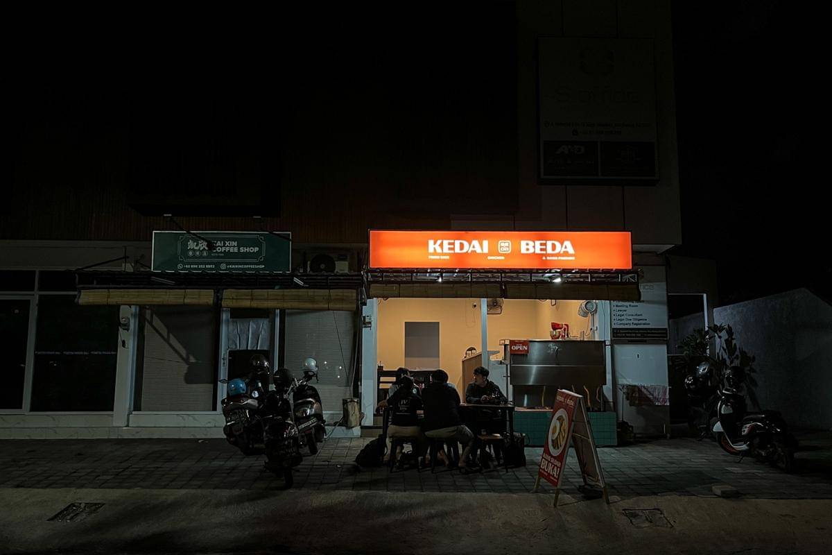 suasana Kedai Beda saat malam hari di Kuta (dok.pribadi/Natalia Indah)