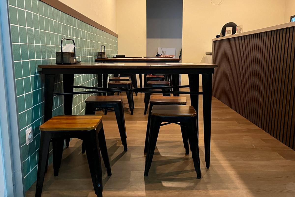 pilihan meja dan kursi yang nyaman di Kedai Beda (dok.pribadi/Natalia Indah)