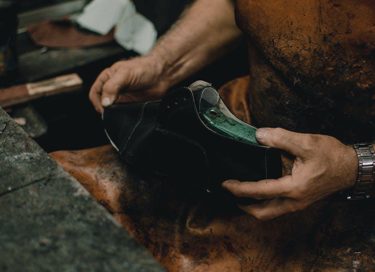 ilustrasi menjahit sepatu 