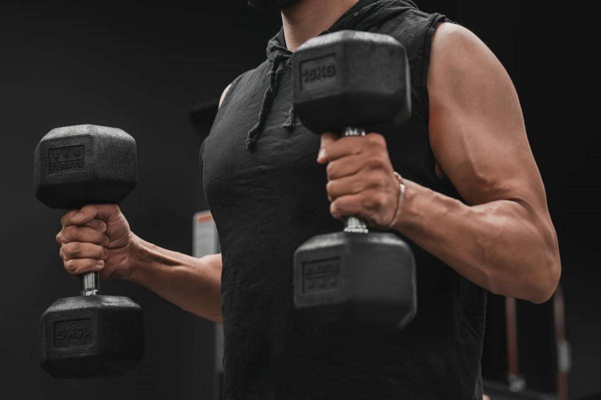 ilustrasi hammer curl 