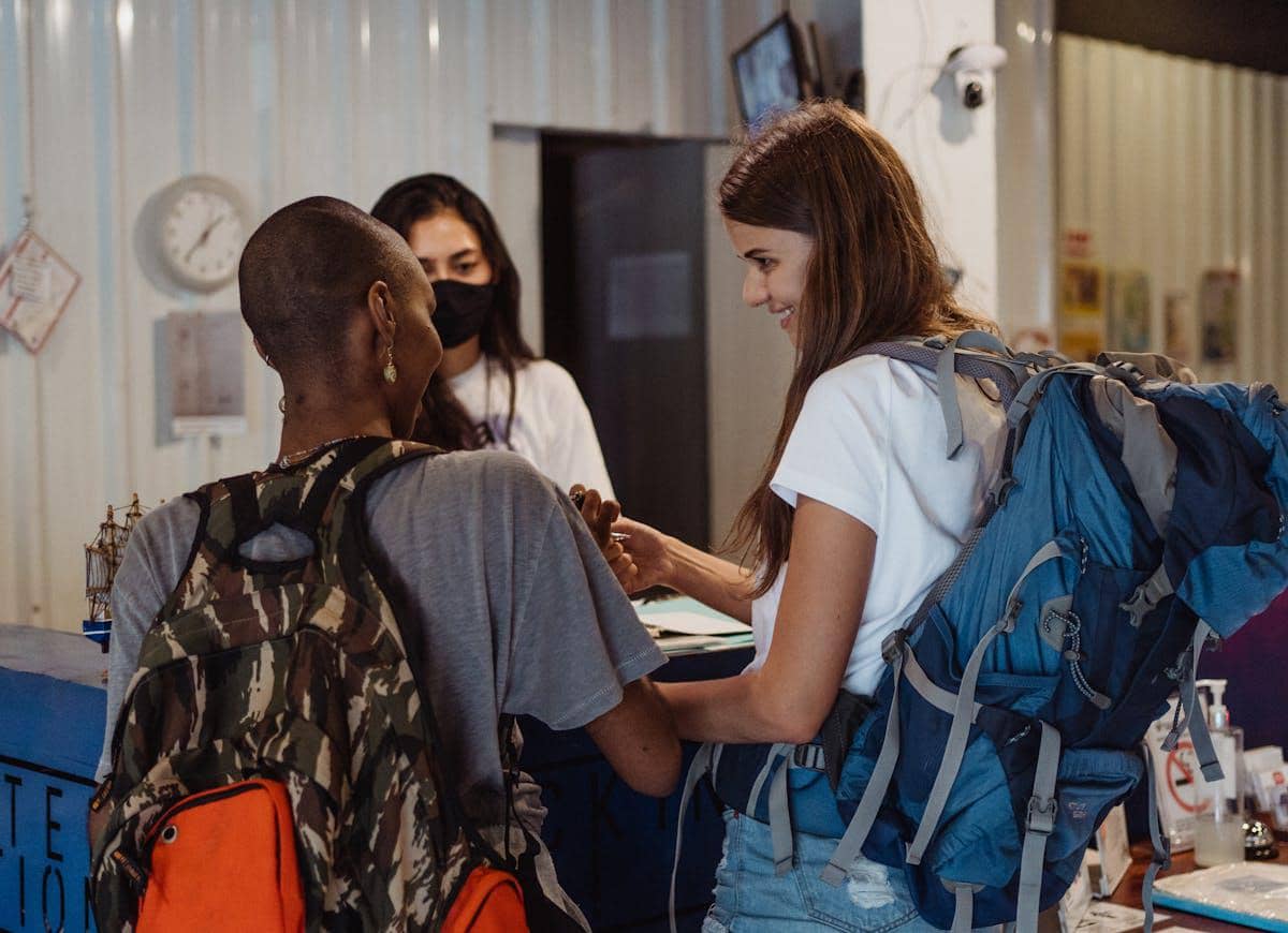 ilustrasi memesan hotel di lobi