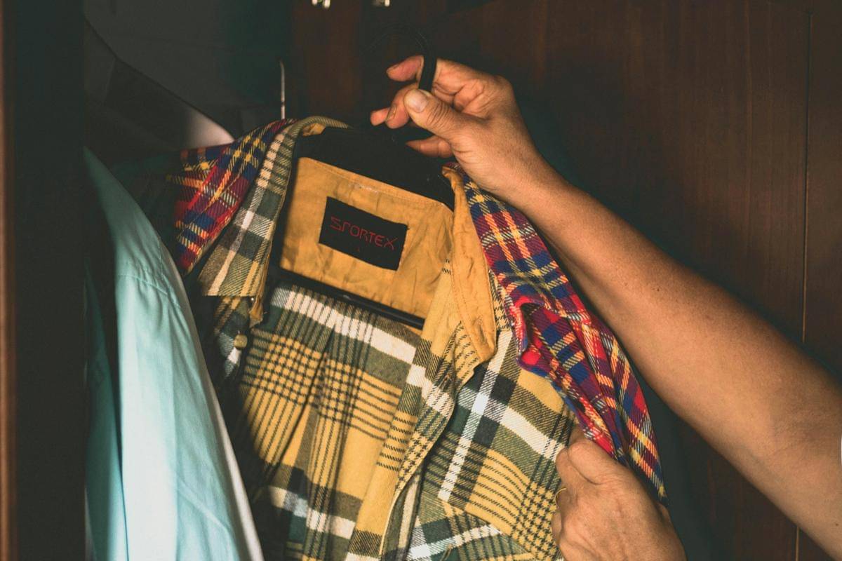 ilustrasi pria pilih baju