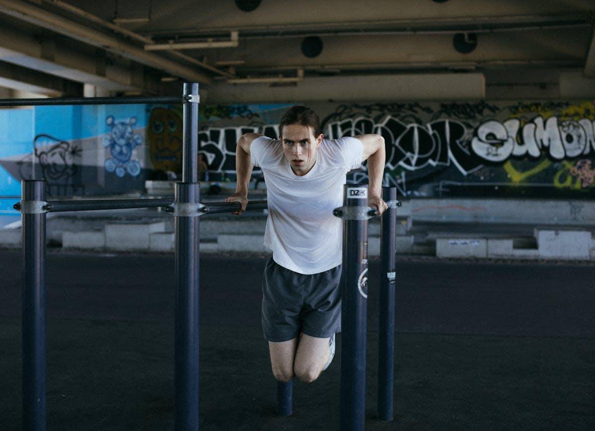 ilustrasi parallel bar dips