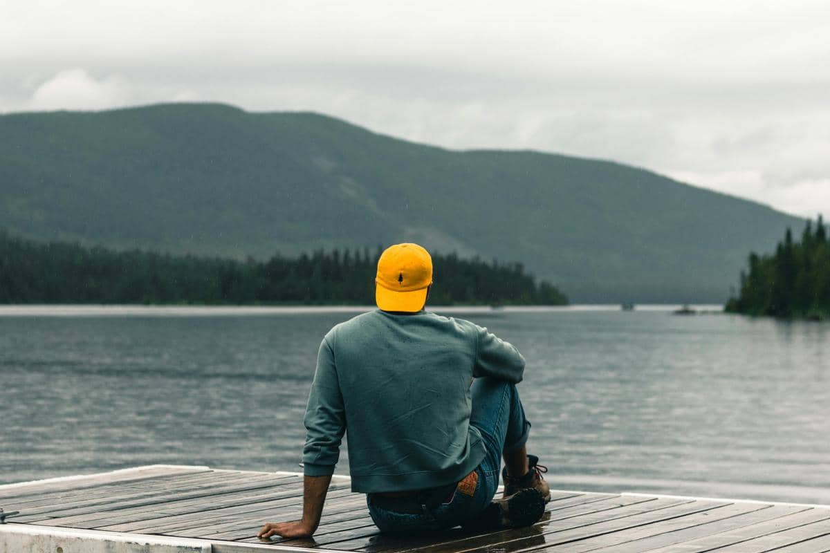 Seorang pria sedang duduk tenang