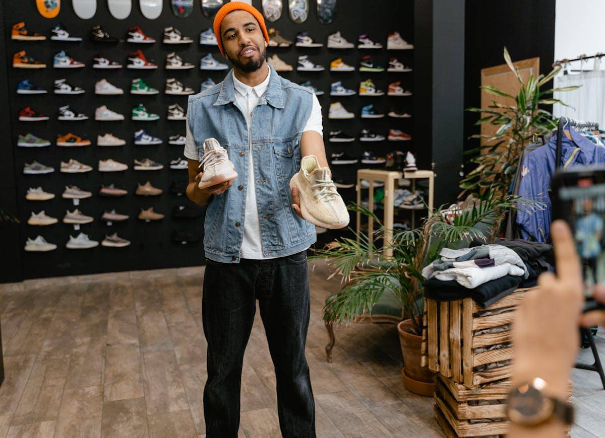 ilustrasi perbedaan sepatu grade ori dan premium quality