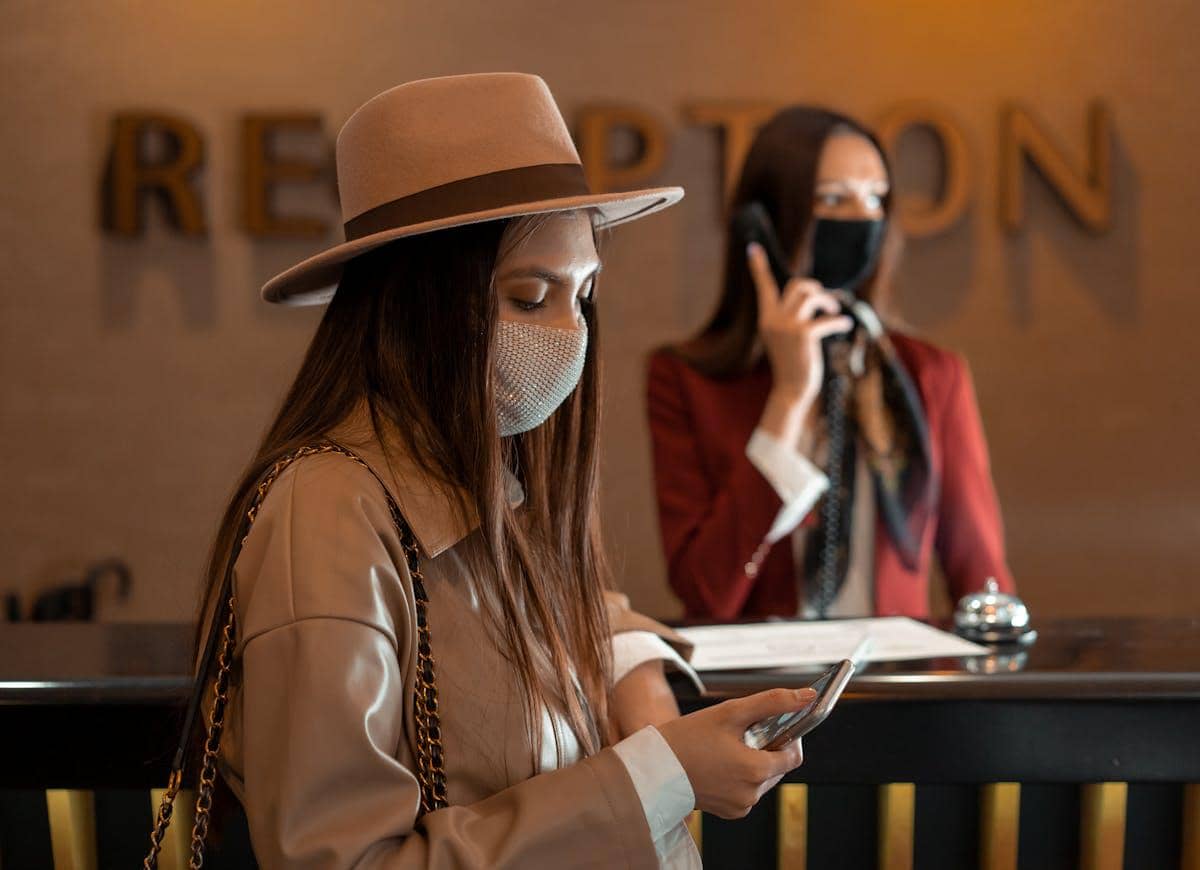 ilustrasi tamu di lobi hotel