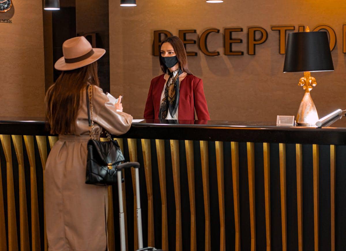 ilustrasi tamu di lobi hotel