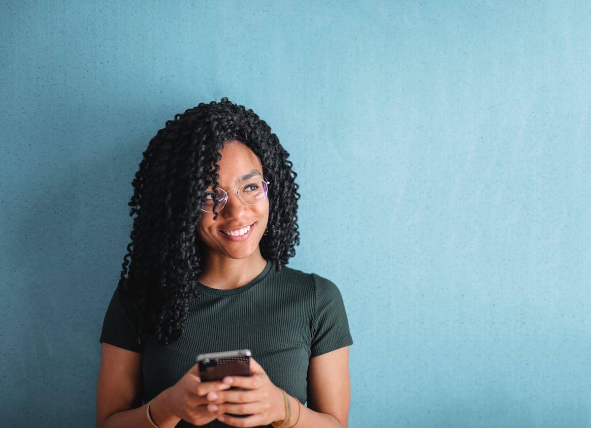 ilustrasi perempuan memegang HP