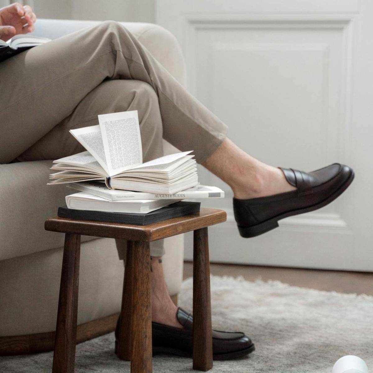 ilustrasi loafer pria untuk ke kantor 