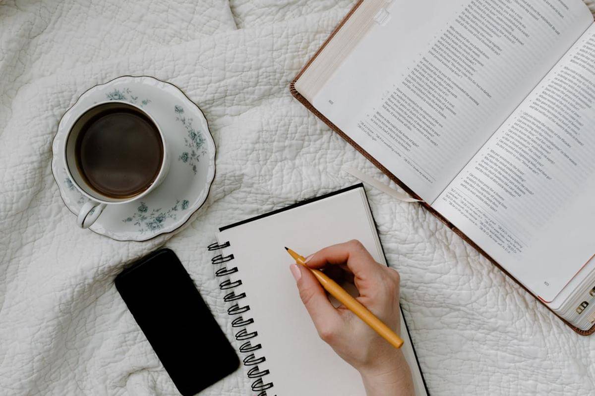 ilustrasi menulis jurnal 