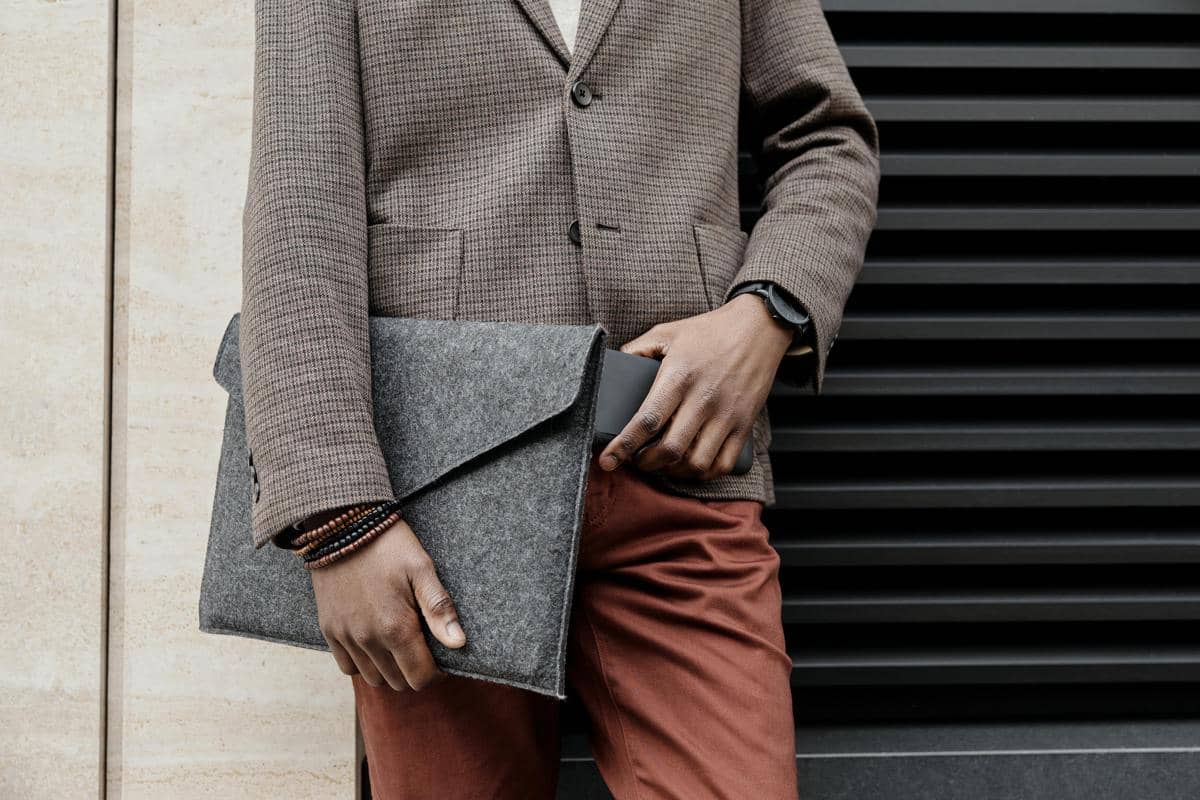 ilustrasi pria bawa tas kecil