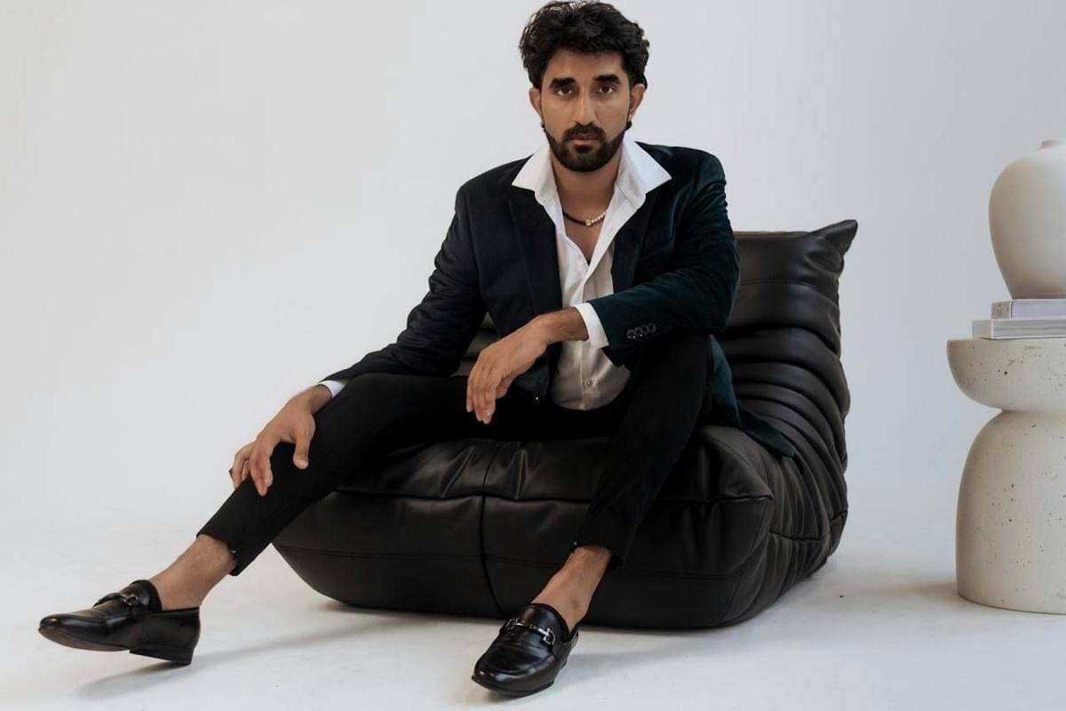 ilustrasi pria memakai loafer (pexels.com)