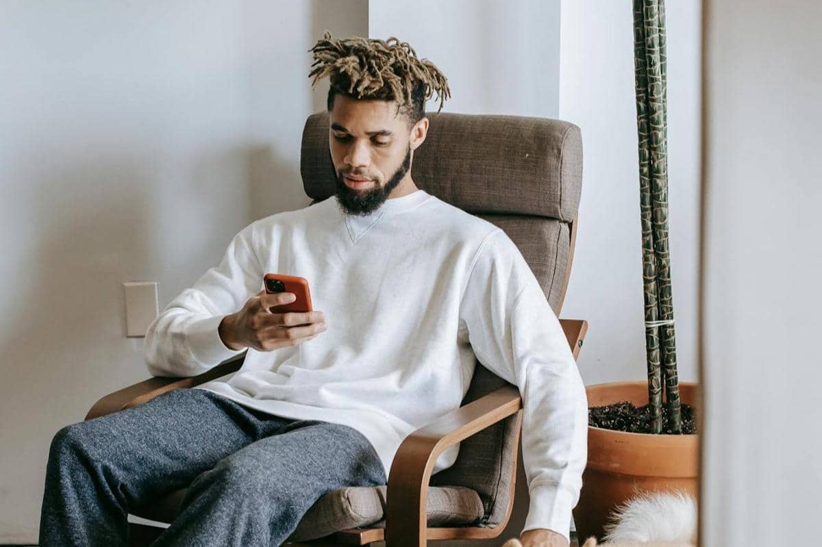 ilustrasi memantau perubahan harga penginapan