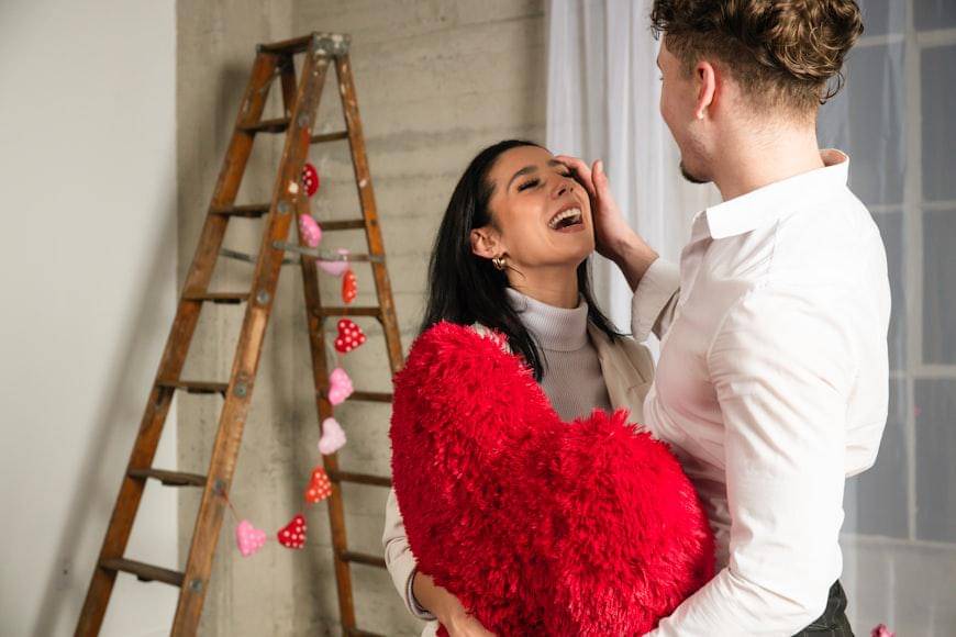 ilustrasi pasangan merayakan anniversary