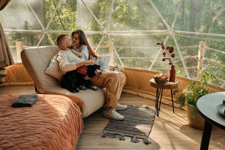 ilustrasi pasangan bersantai di sofa