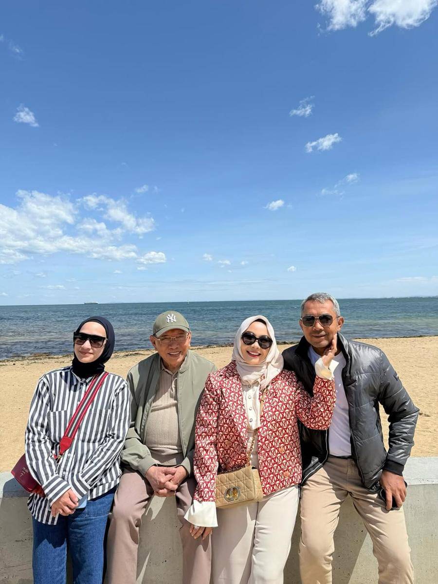 Yora Febrina ibu Nikita Willy liburan di Melbourne.