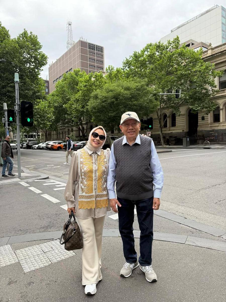 Yora Febrina ibu Nikita Willy liburan di Melbourne.